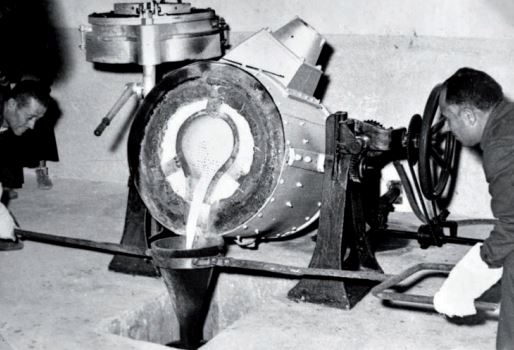 Fundición de un lingote de oro en la casa P.A.F. de la planta Denver en Rodalquilar 